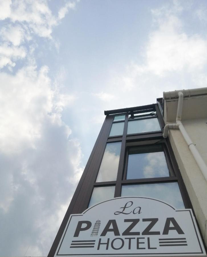 La Piazza Hotel ชูเมน ภายนอก รูปภาพ