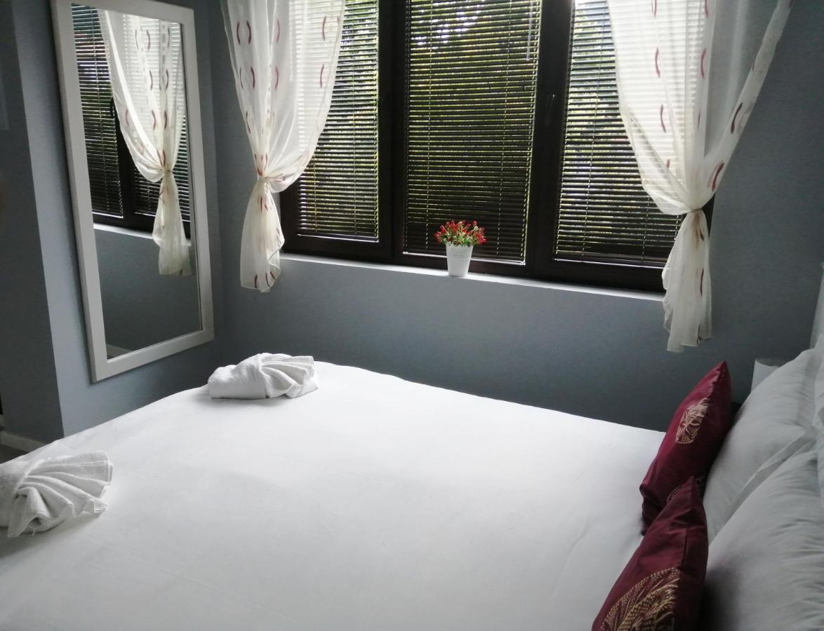 La Piazza Hotel ชูเมน ภายนอก รูปภาพ